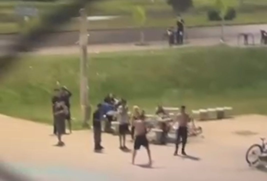 gritos-de-“vai-morrer”-ecoam-em-ringue-de-rua-improvisado-em-praca-do-df.-video