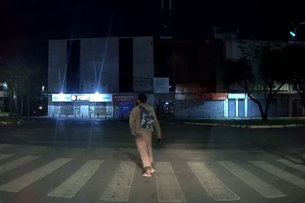 homem-ataca-viatura-da-pm-com-garrafa-apos-importunar-mulher-no-df.-veja-video