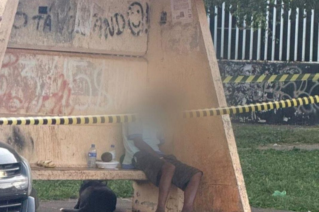 homem-e-encontrado-morto-sentado-em-parada-de-onibus-do-df