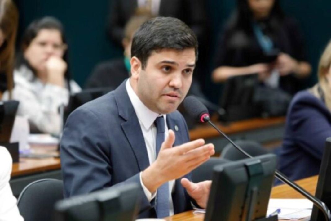 “infancia-raiz”:-deputado-diz-que-quer-voltar-a-ver-crianca-com-braco-quebrado-na-rua.-veja-video