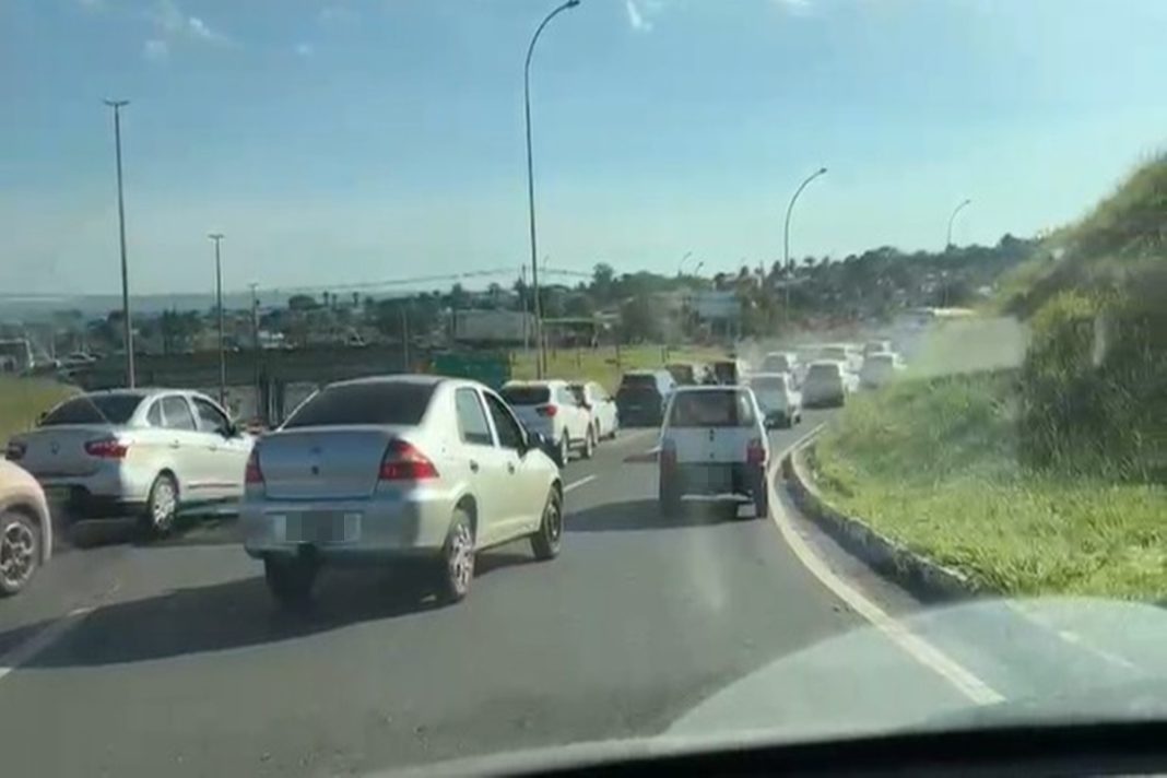 motoristas-ficam-mais-de-1-hora-presos-em-congestionamento-na-ponte-jk.-veja-video