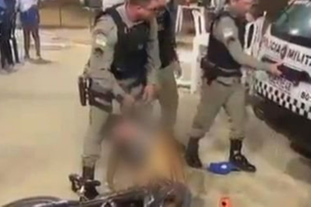 homem-desmaia-apos-receber-tapa-de-policial-durante-abordagem-no-rn.-video