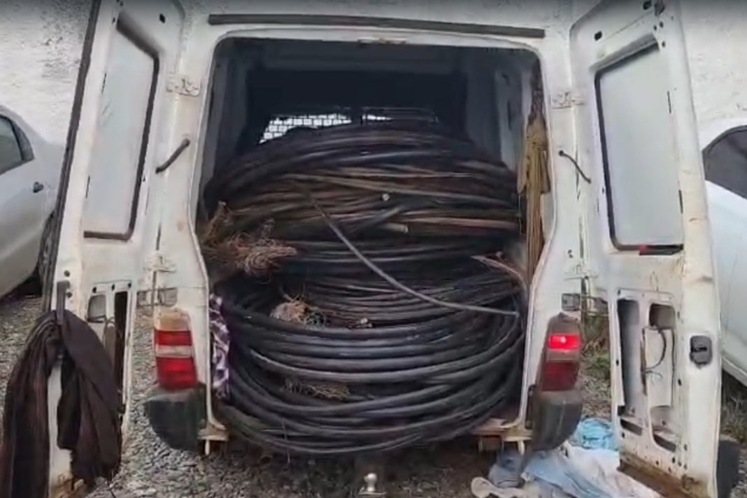 dois-homens-sao-presos,-suspeitos-de-furtar-500-kg-de-cabos-no-df.-veja-video