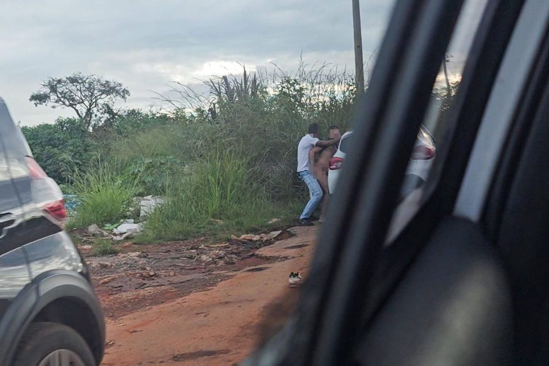 “devoradora-de-machos”-ganha-concorrencia,-com-sexo-frenetico-entre-homens