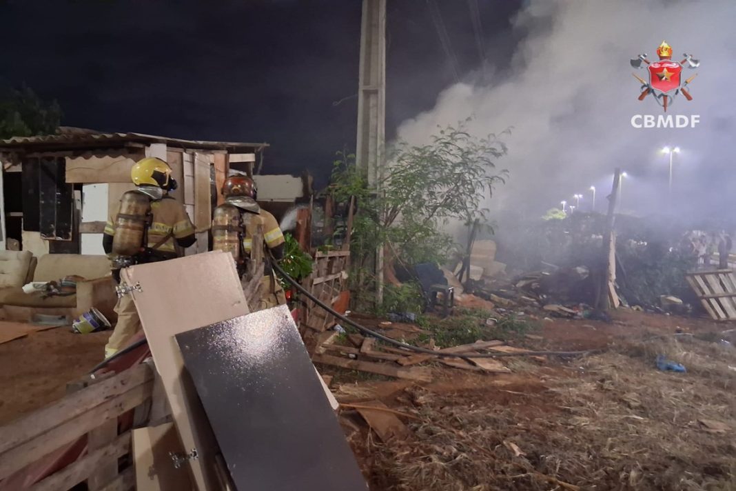 incendio-destroi-barraco-de-madeira-e-corpo-de-bombeiros-evita-tragedia.-veja-video
