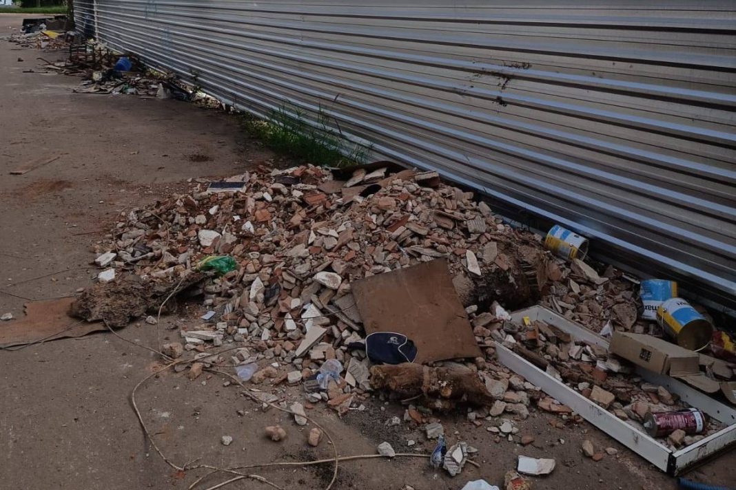 flagrada,-motorista-e-multada-em-r$-3-mil-por-jogar-entulho-na-rua