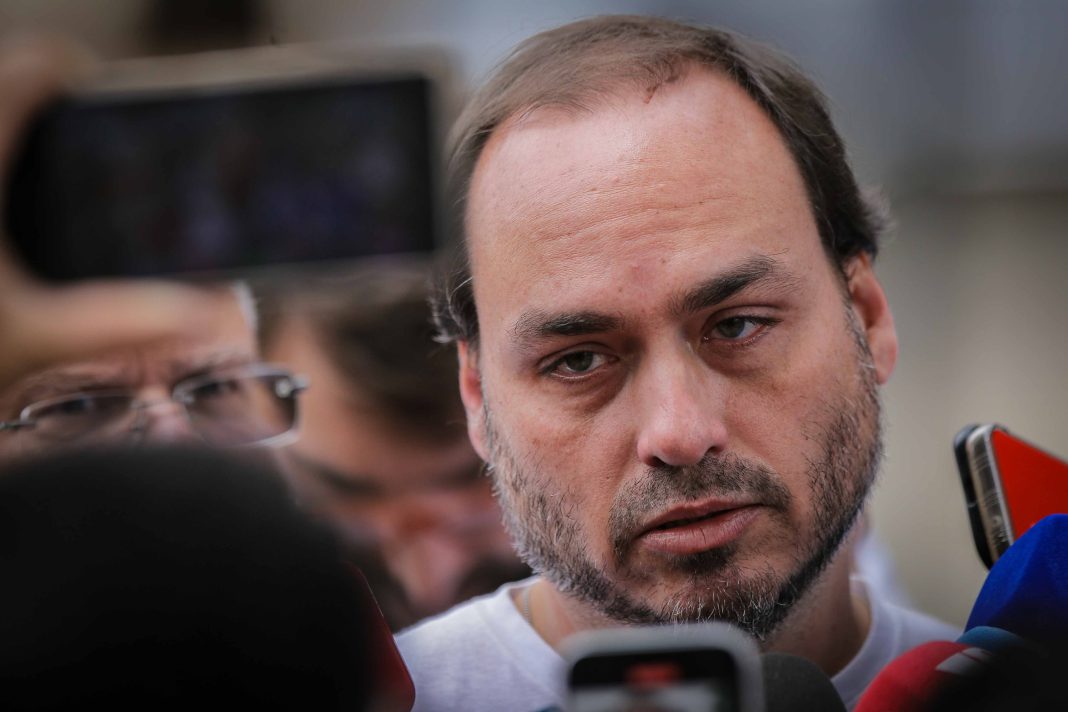 carlos-se-manifesta-sobre-5-meses-de-bolsonaro-na-prisao