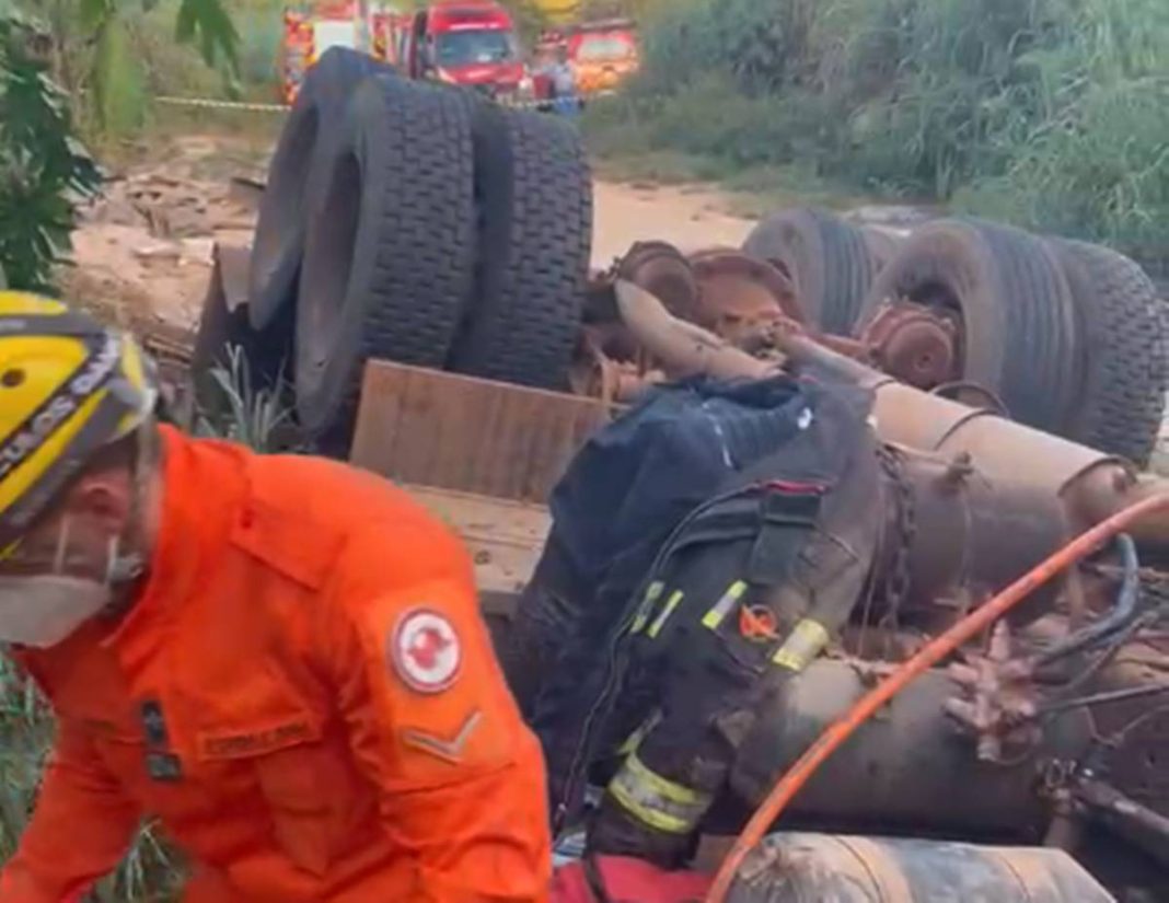 caminhao-carregado-de-feijao-tomba-e-motorista-fica-preso-as-ferragens.-veja-video