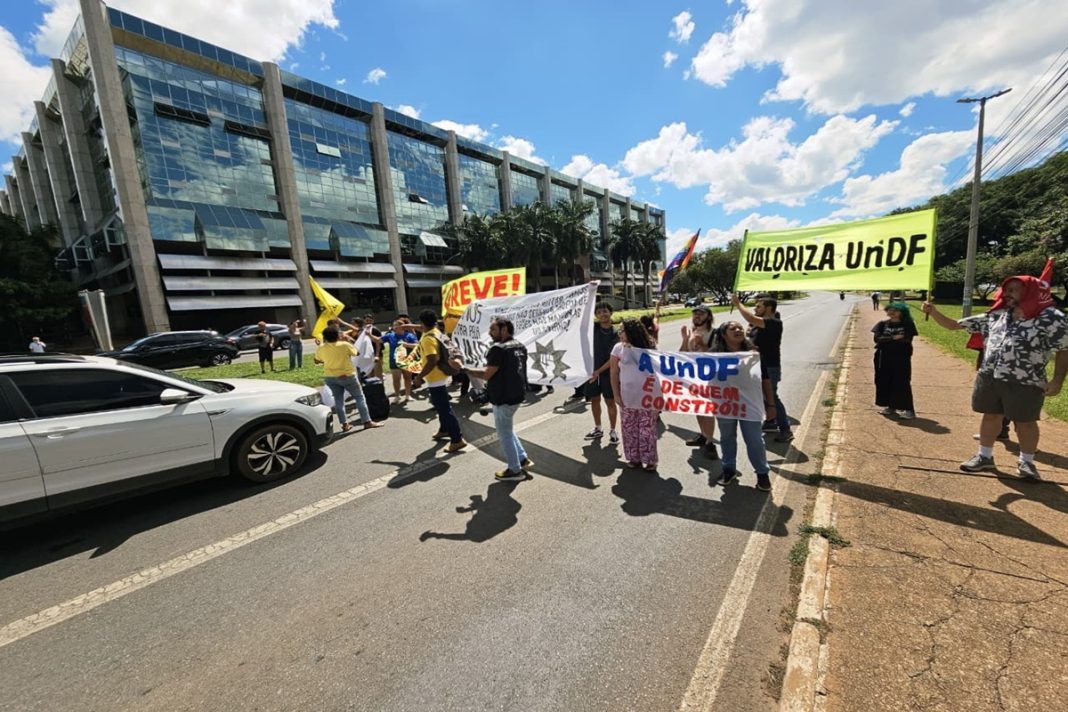 professores-e-alunos-fecham-a-w3-e-pedem-exoneracao-de-reitora-da-undf.-veja-video