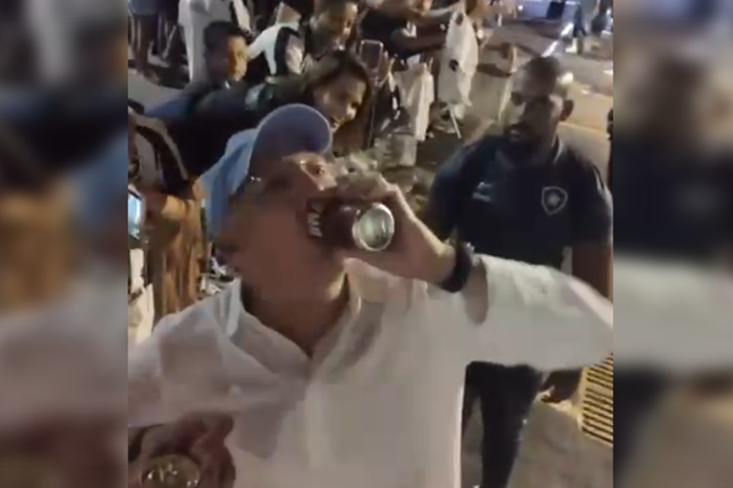textor-ganha-lata-de-cerveja-de-torcedor-em-brasilia-e-vira-num-gole.-veja-video