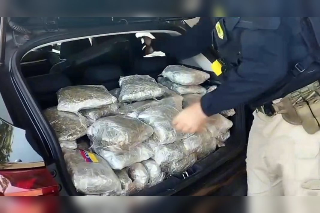 traficante-cruza-br-060-com-porta-malas-lotado-de-maconha-e-e-preso.-veja-video