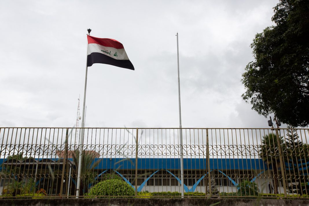 seguranca-atira-contra-homem-que-invadiu-embaixada-do-iraque-no-df