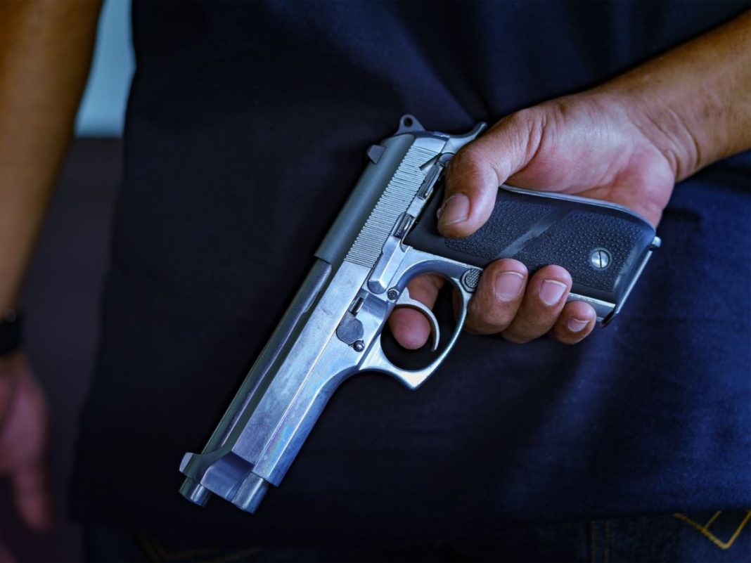 mesmo-baleado,-homem-saca-arma-e-abre-fogo-contra-multidao-no-df