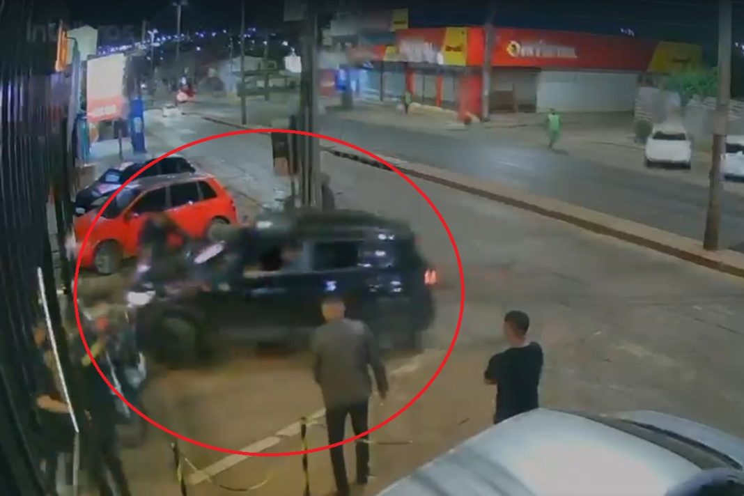 descontrolado,-motorista-atropela-grupo-em-calcada-e-destroi-motos.-veja-video