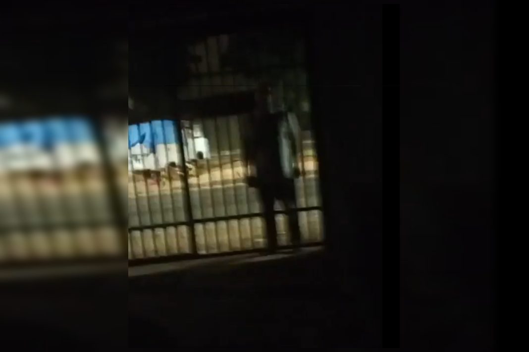 o-momento-em-que-homem-tenta-invadir-casa-para-matar-mulher-e-crianca.-video