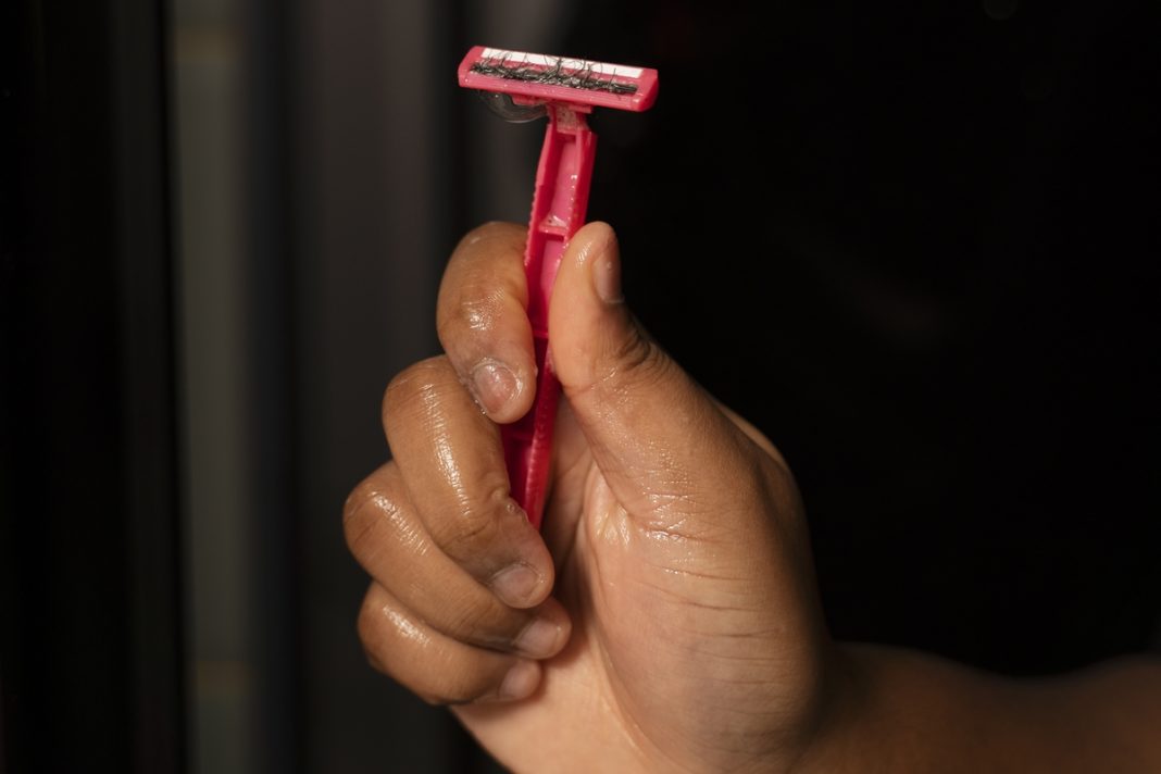 medicos-alertam:-raspar-partes-intimas-com-lamina-pode-ser-arriscado