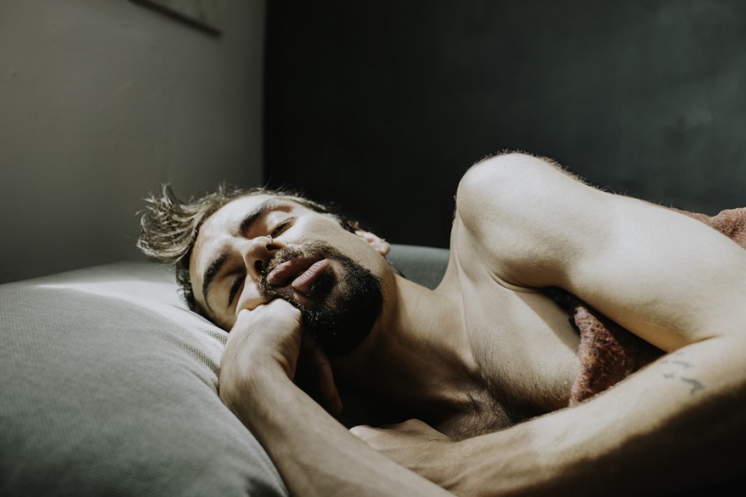 ortopedista-explica-qual-e-a-melhor-posicao-para-dormir-e-evitar-dores