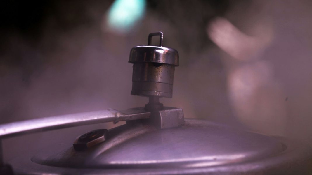 explosao-de-panela-de-pressao-deixa-mulher-ferida-no-df