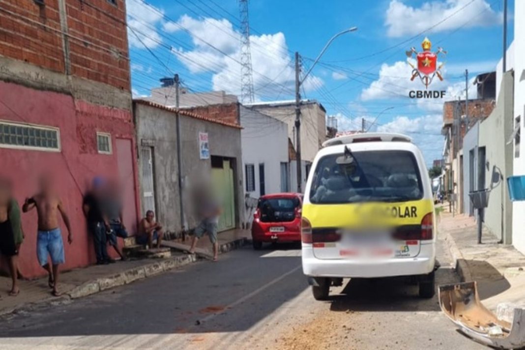 van-escolar-com-12-criancas-se-envolve-em-acidente-e-deixa-5-feridos