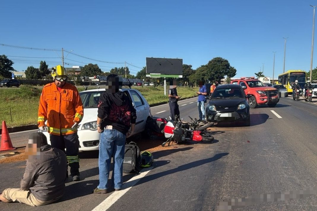 acidente-entre-dois-carros-e-duas-motos-deixa-tres-feridos