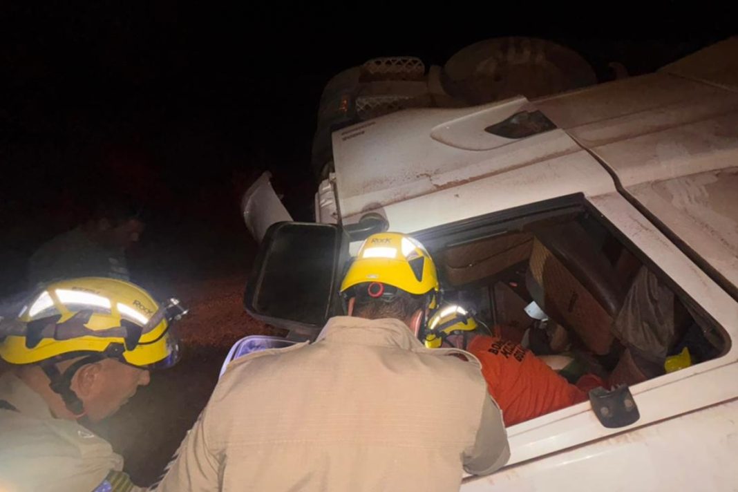 carreta-com-soja-tomba-e-motorista-fica-presa-as-ferragens