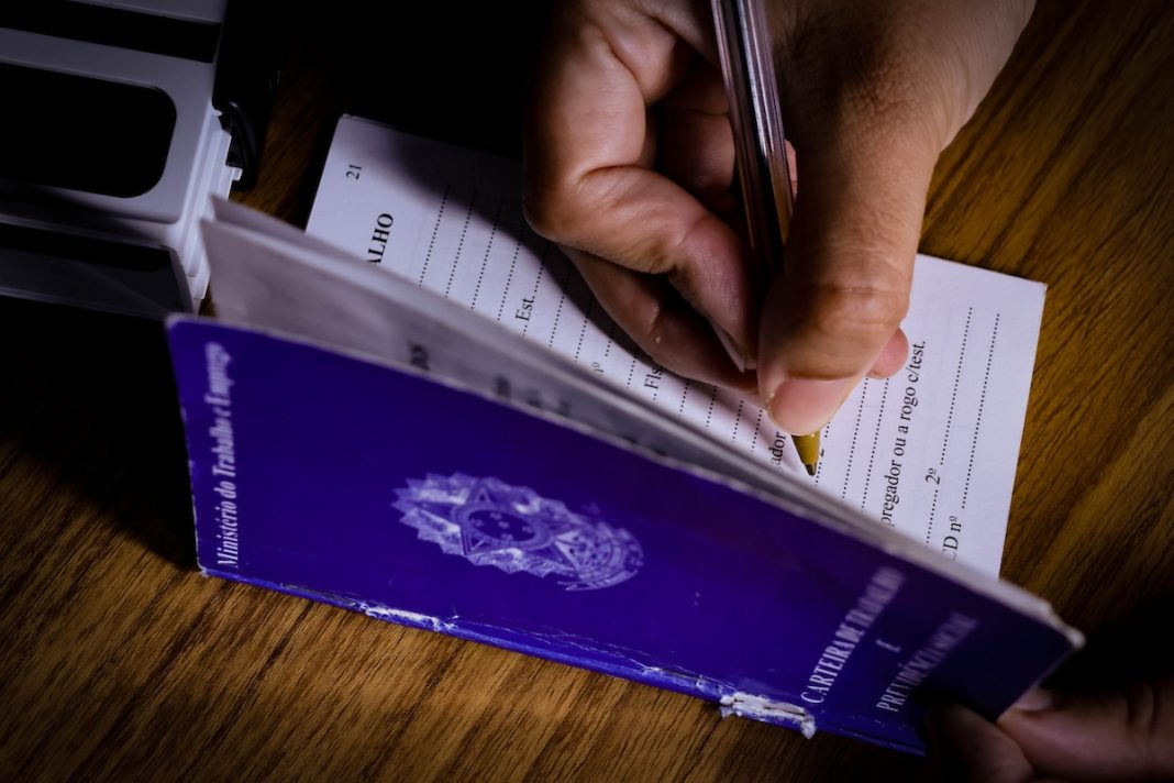 pre-feriado-no-df-tem-984-vagas.-salarios-chegam-a-r$-6-mil