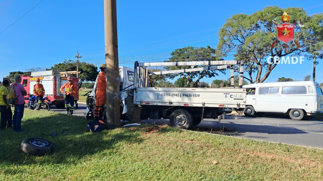motorista-fica-preso-as-ferragens-apos-bater-em-poste-na-df-010.-veja-video