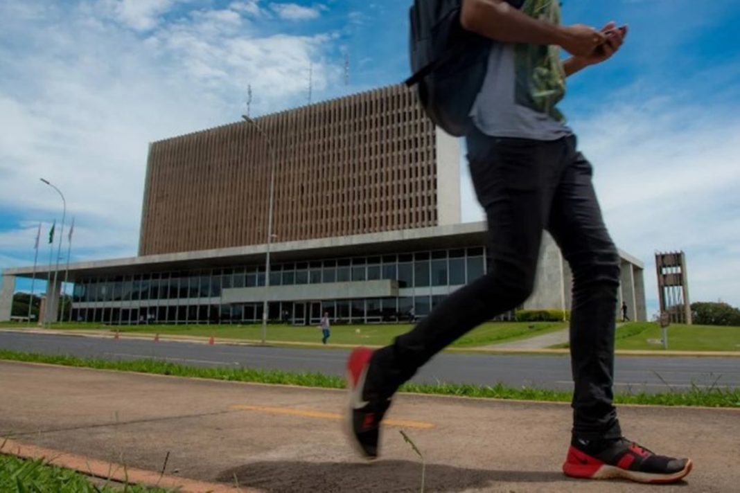 dia-do-trabalhador:-confira-o-que-abre-e-fecha-no-feriado