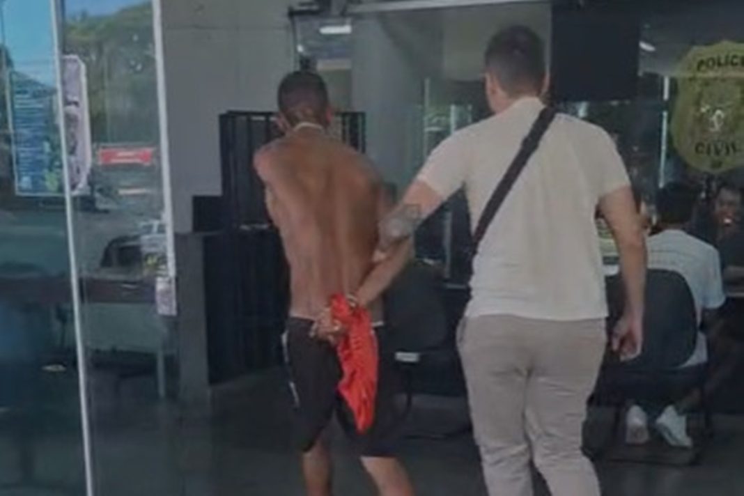 armado-com-faca,-“cara-de-cavalo”-faz-arrastao-em-onibus-e-e-preso.-veja-video
