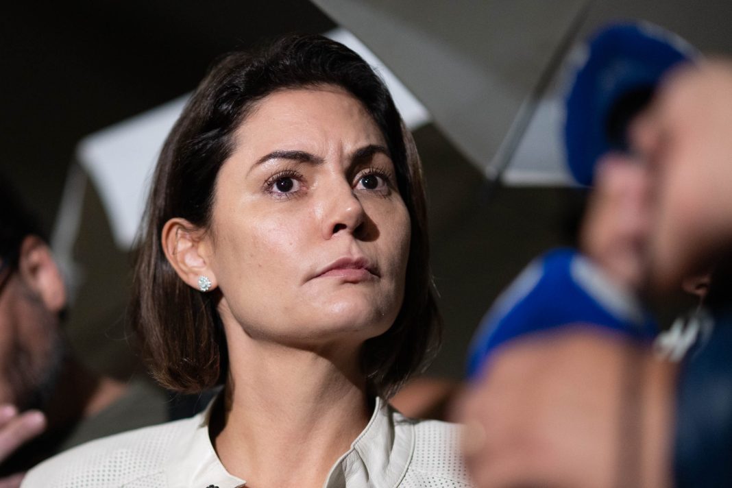 michelle-diz-que-cirurgia-de-bolsonaro-deve-durar-5h