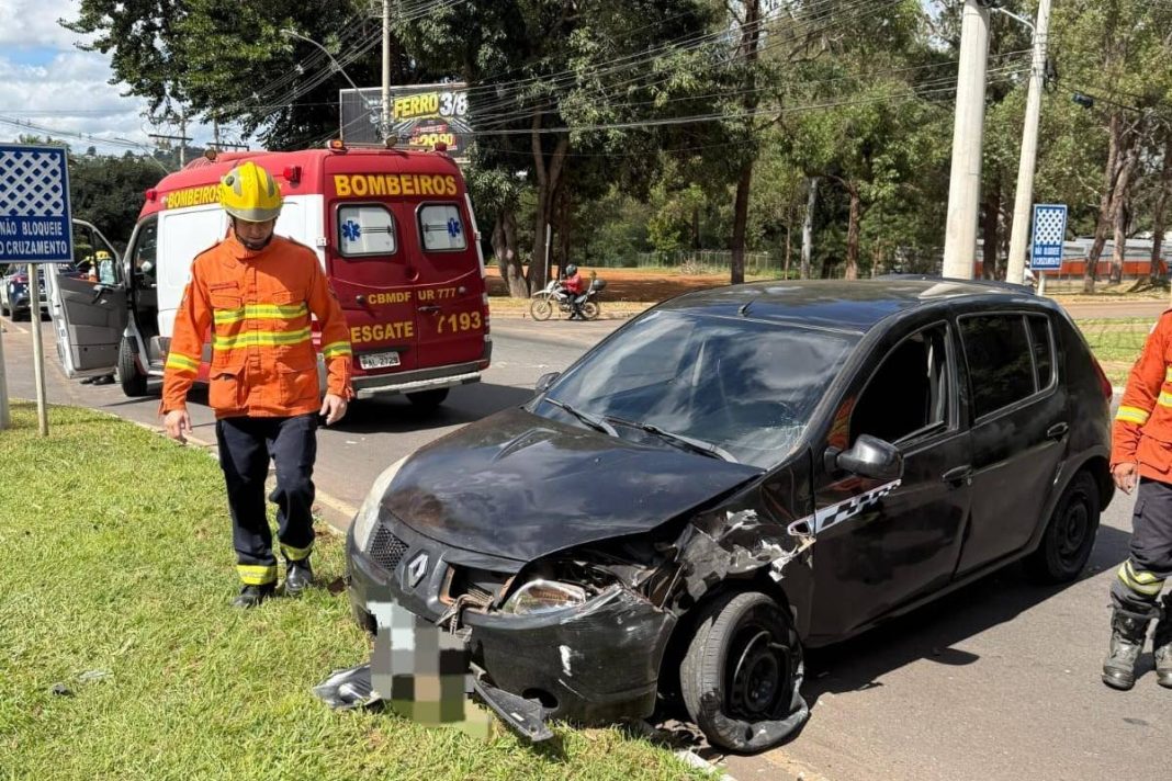 mulher-fica-ferida-apos-carro-bater-contra-poste-no-lago-sul