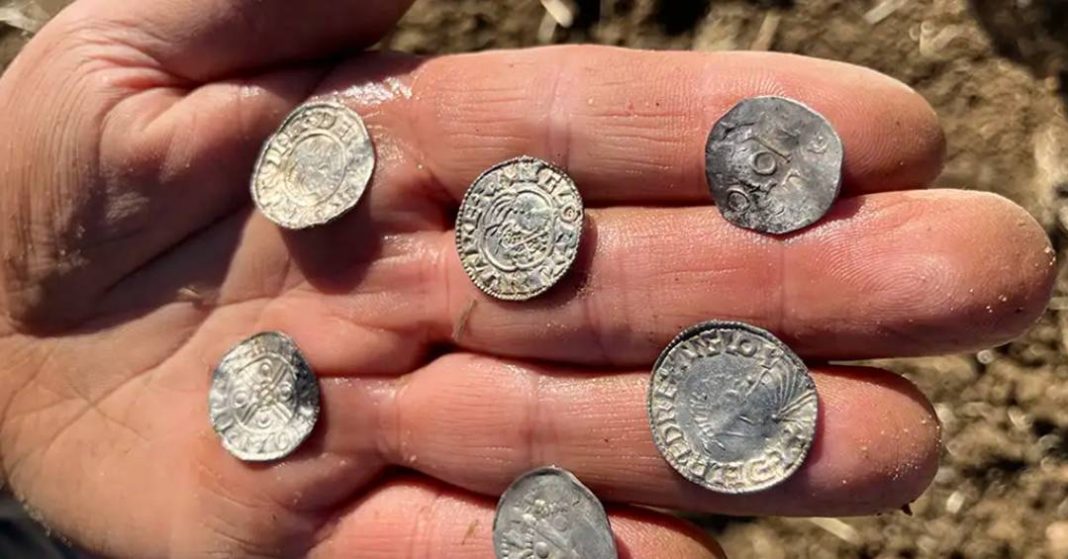 quase-3-mil-moedas:-detector-de-metal-revela-maior-tesouro-viking-da-noruega