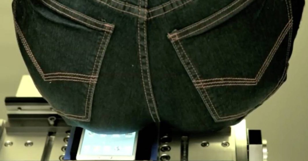 a-vez-em-que-a-samsung-criou-um-robo-em-forma-de-bunda-para-testar-a-durabilidade-de-seus-celulares