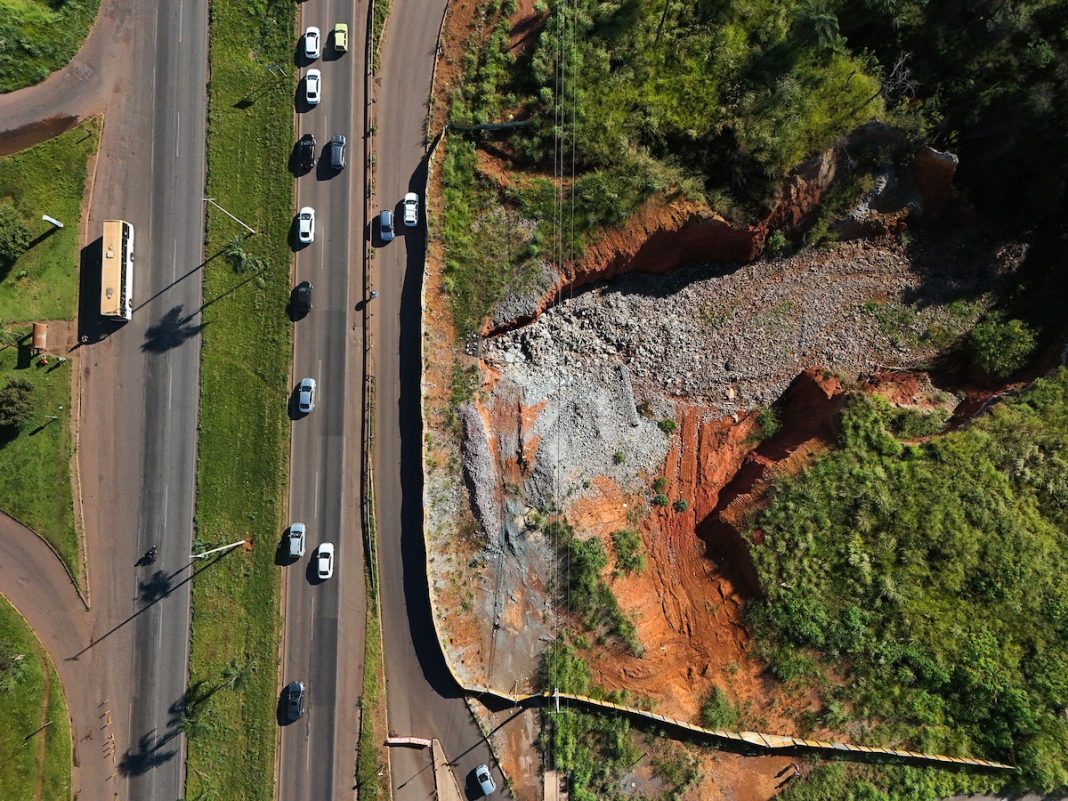 vocorocas:-as-grandes-erosoes-que-ameacam-casas-e-rodovias-no-df-e-go.-veja-video