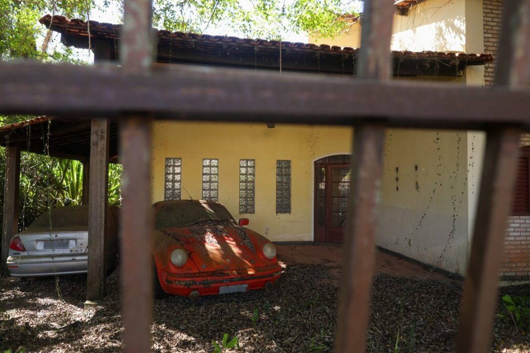 nem-tudo-que-reluz-e-ouro:-porsche-em-mansao-abandonada-guarda-segredo