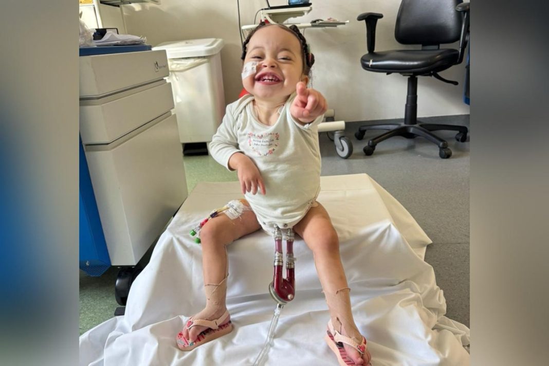 enquanto-aguarda-transplante,-bebe-sobrevive-com-coracao-mecanico