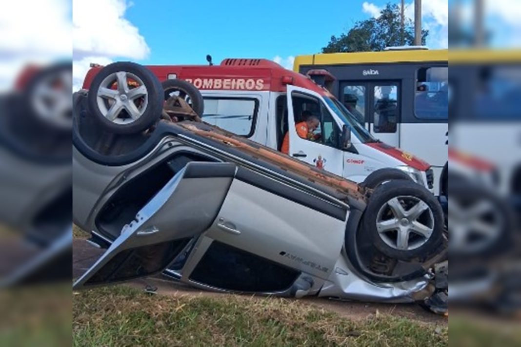 ocupante-de-carro-com-4-pessoas-fica-ferido-apos-veiculo-capotar-no-df.-veja-video
