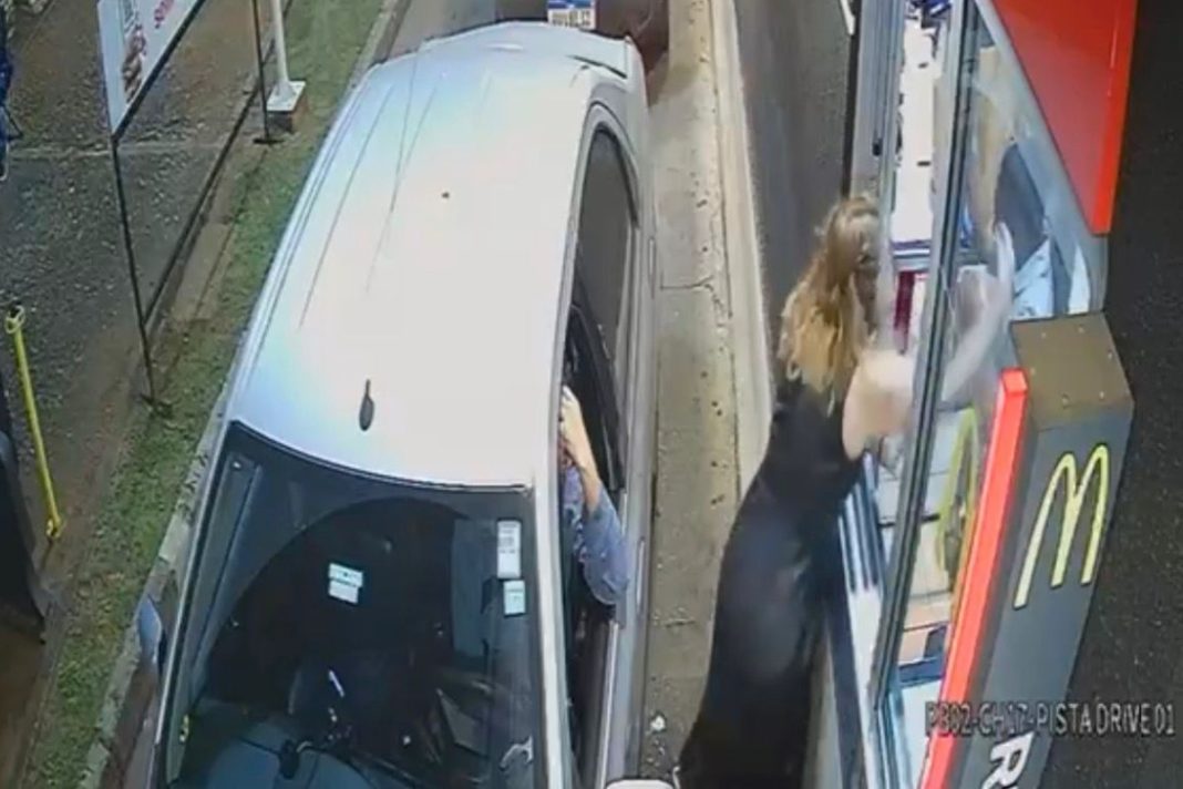 veja-momento-em-que-cliente-da-tapa-na-cara-de-atendente-de-drive-thru.-video