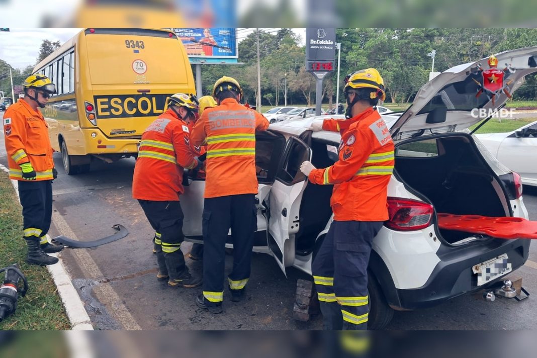 acidente-entre-carro-e-onibus-escolar-deixa-vitima-presa-as-ferragens-no-lago-sul