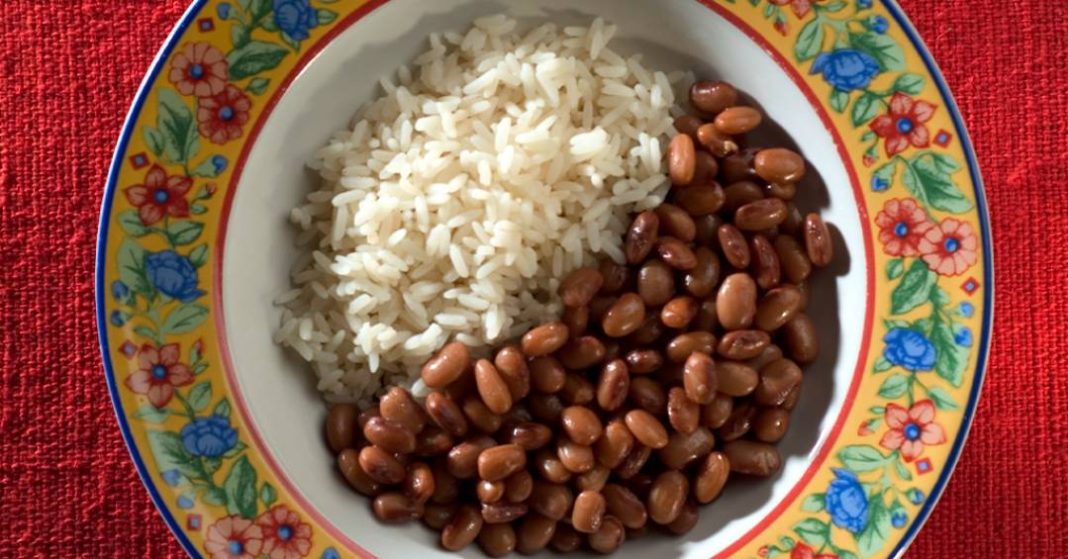 comer-arroz-e-feijao-e-saudavel?-especialistas-rebatem-boato-de-“racao-do-governo”