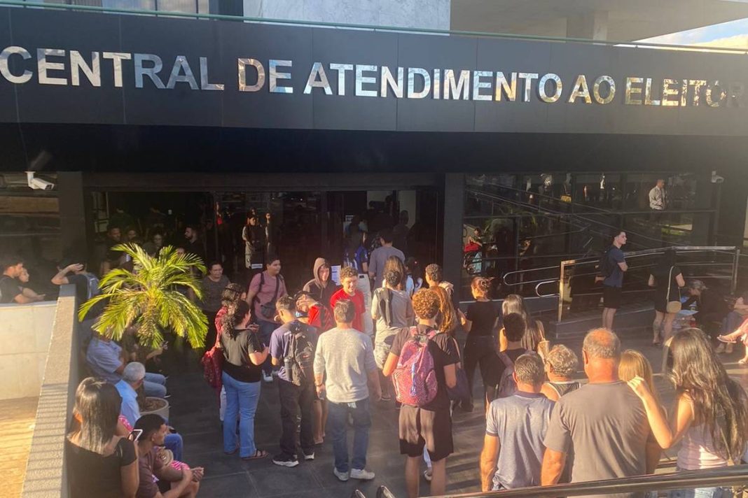 corrida-para-regularizar-titulo-de-eleitor-lota-tre-df-na-vespera-do-fim-do-prazo.-veja-video