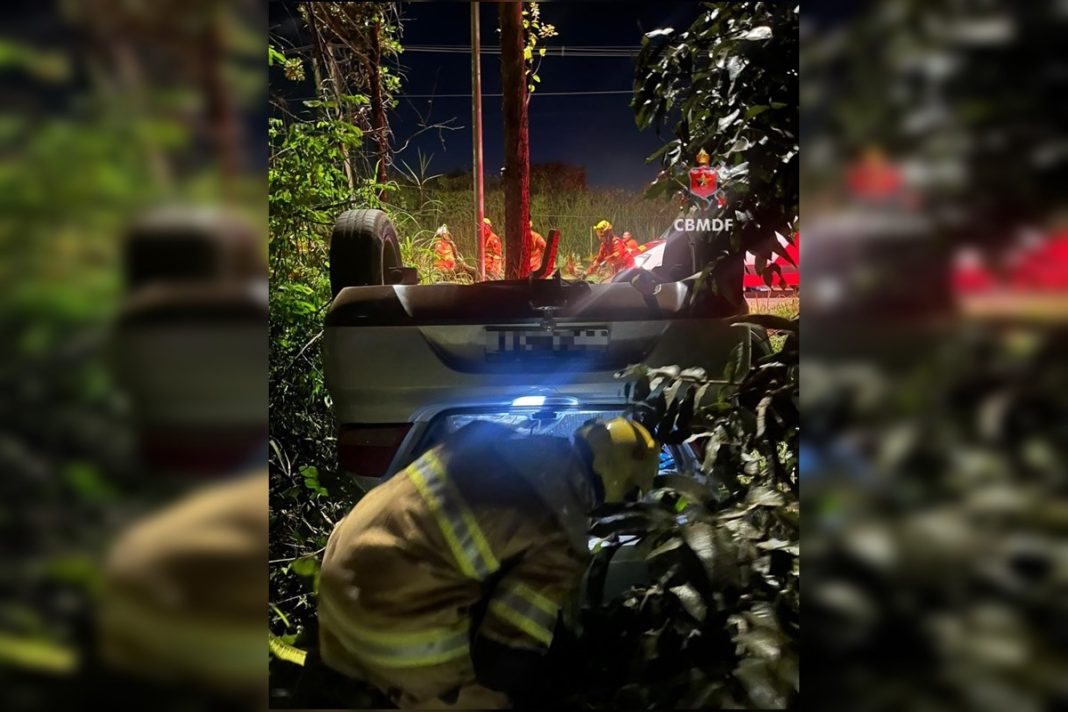 carro-capota-na-df-440-e-bombeiros-resgatam-vitima-dentro-do-veiculo