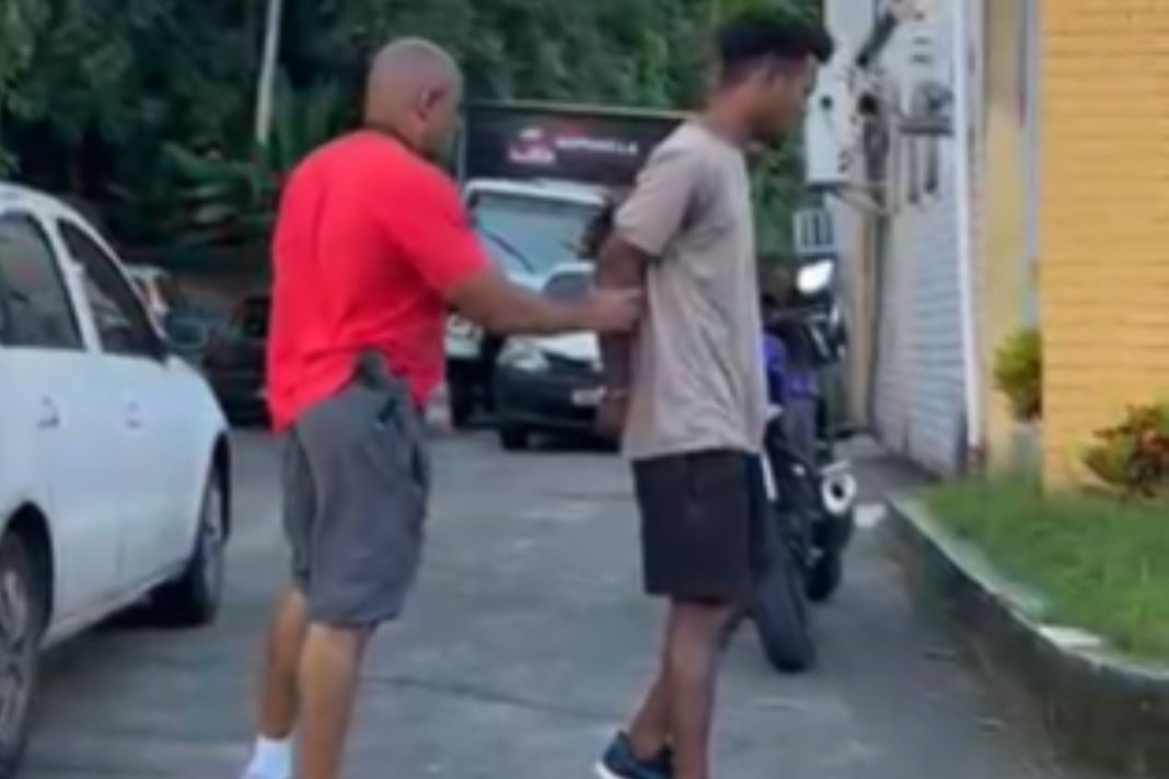 homem-e-preso-por-exigir-r$-200-para-nao-expor-videos-intimos-da-ex.-video