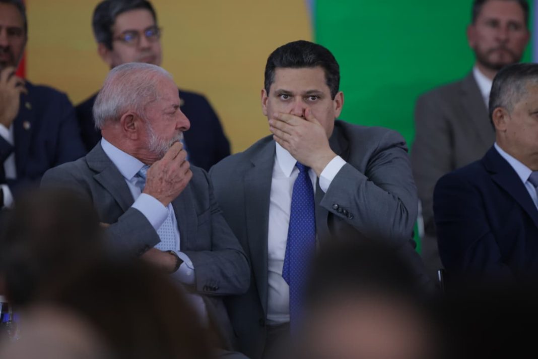 mucio-encontra-alcolumbre-e-diz-que-nao-e-hora-de-lula-indicar-nome-ao-stf