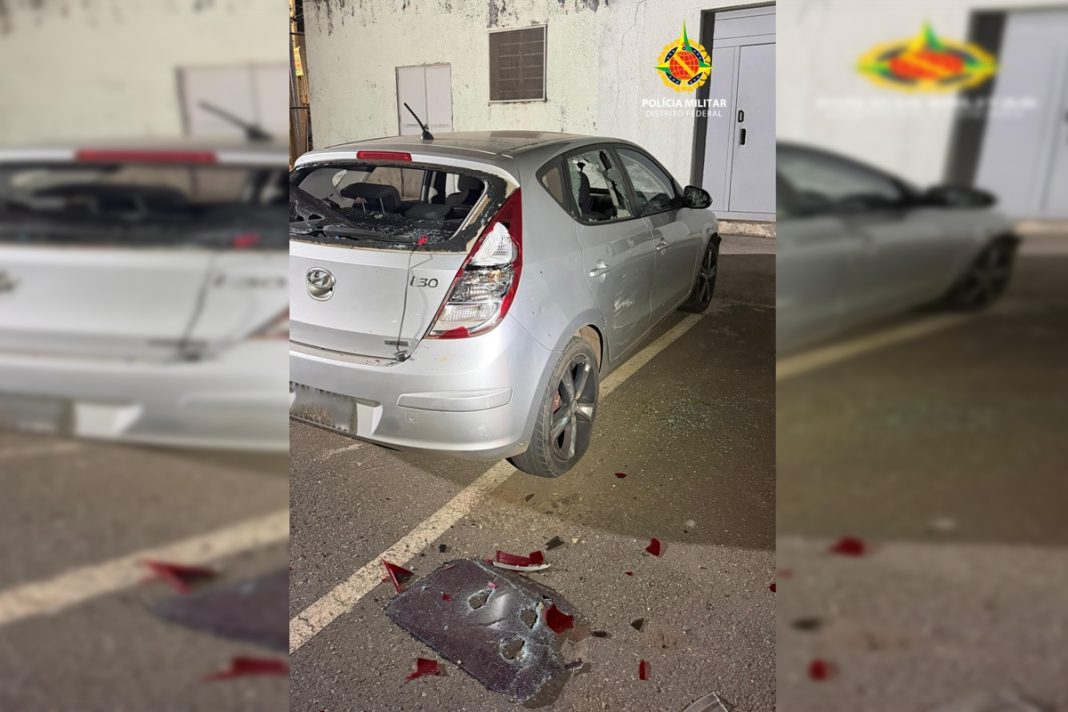 mulher-quebra-carro-do-ex-com-martelo-em-estacionamento-de-hospital-em-taguatinga