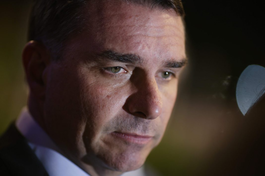 flavio-bolsonaro-comenta-operacao-da-pf-e-cobra-cpi-do-banco-master