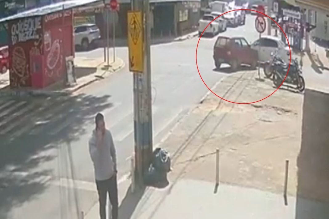 mulher-entra-na-contramao,-bate-carro-e-ironiza-vitima:-“me-ache”.-veja-video