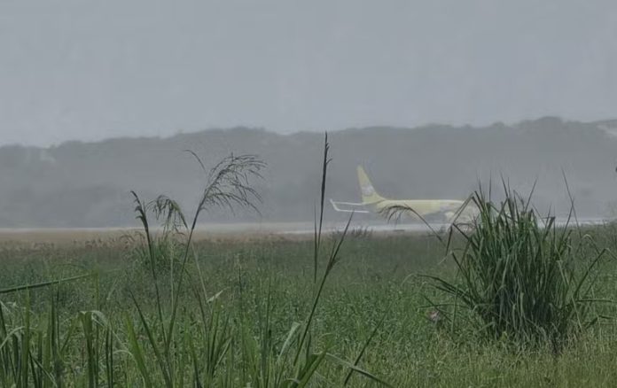 aviao-cargueiro-sai-da-pista-apos-pouso-no-aeroporto-de-salvador