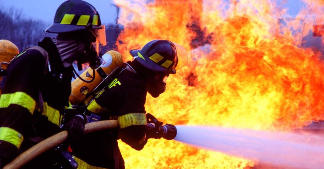 o-que-e-a-“agua-molhada”-que-os-bombeiros-usam-para-apagar-incendios?