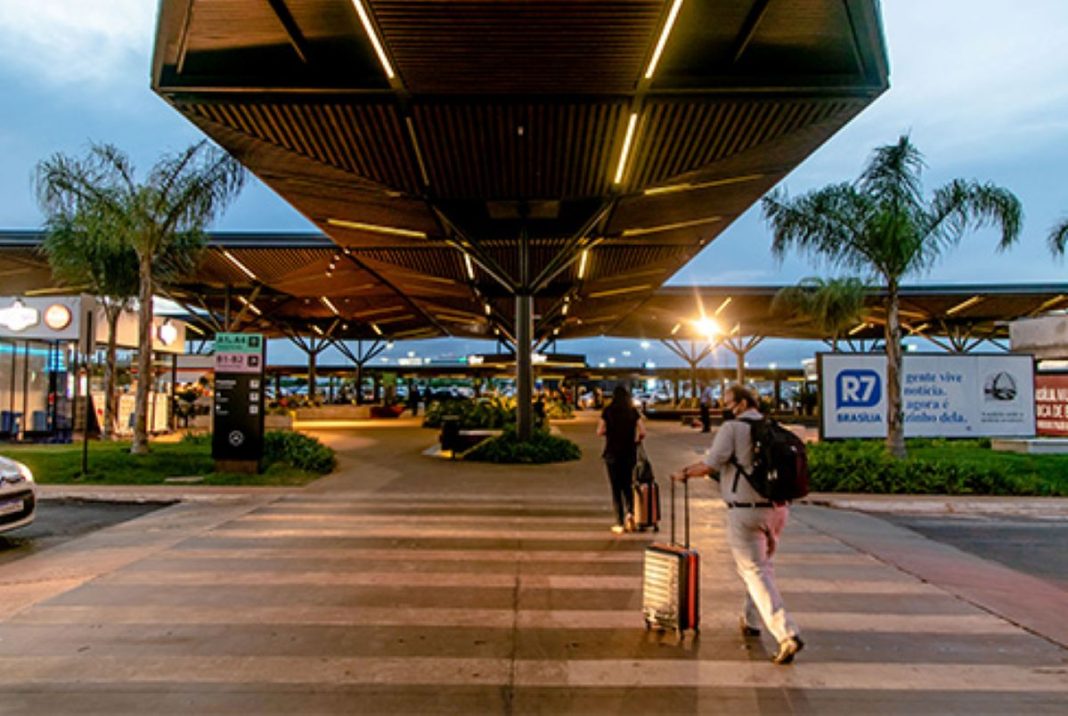 carro-pega-fogo-na-praca-pick-up-do-aeroporto-de-brasilia